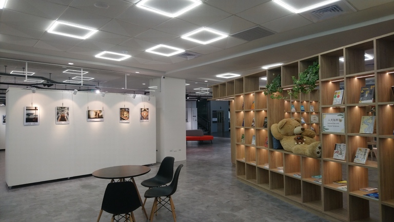 微光灑落的安然午後