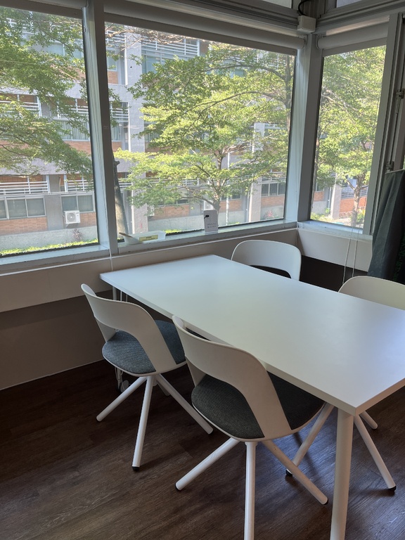 與外面的綠樹一起