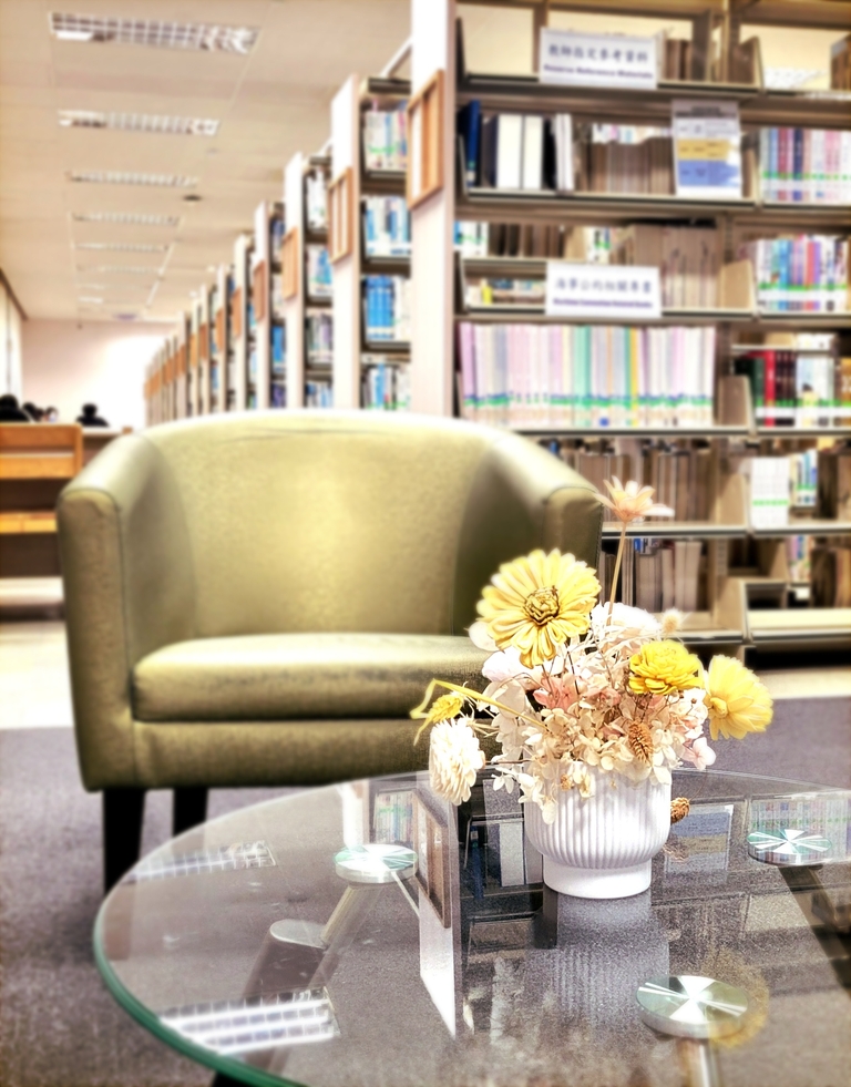 玻璃桌上的永生花