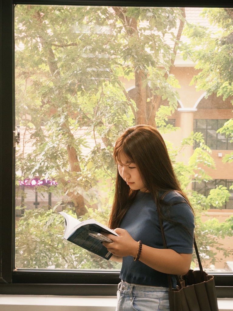 女孩與書，一場靜謐的對話