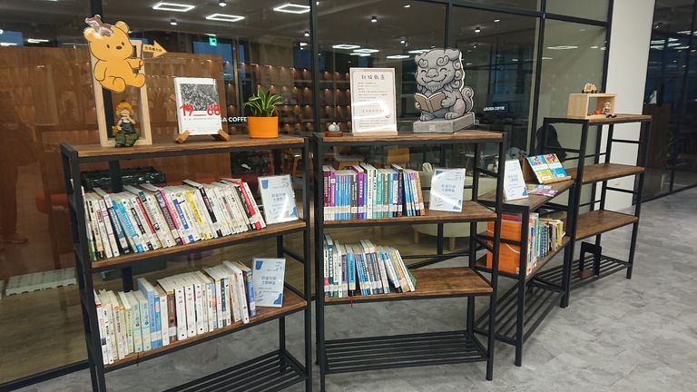 書海匆匆桌上拈柑 