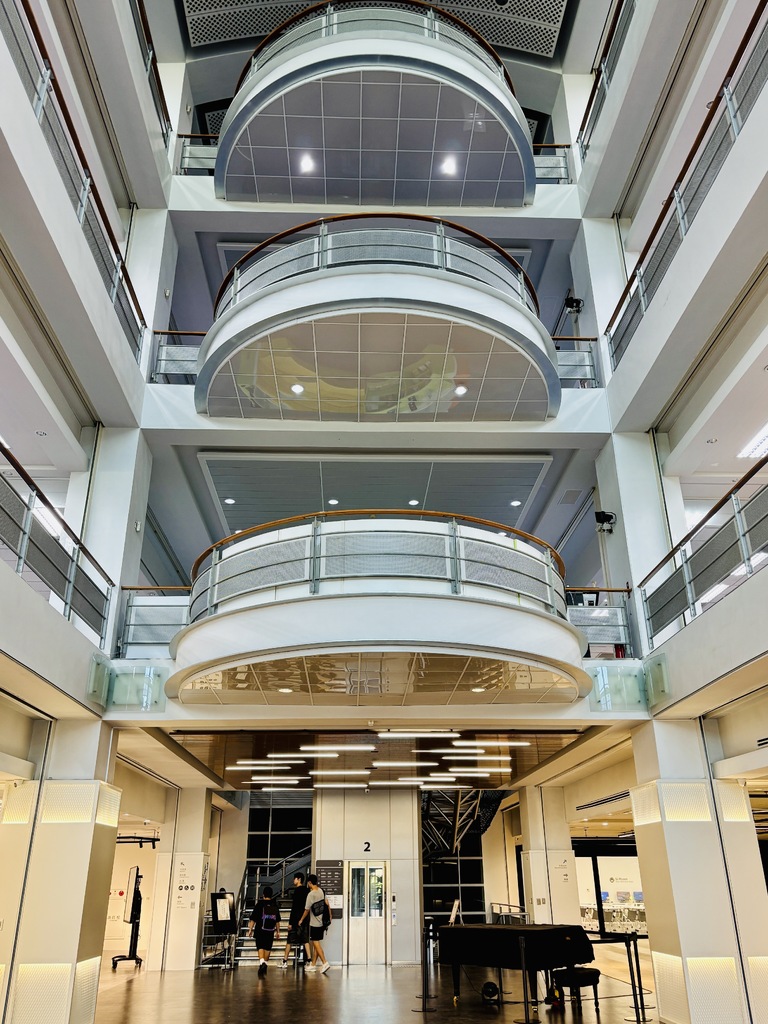 挑高空間與三角鋼琴