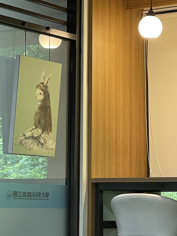 燕巢圖書館裡的兔子